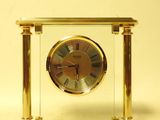 une horloge en or avec des chiffres romains