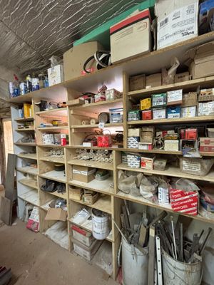une pièce remplie d'étagères et de cartons