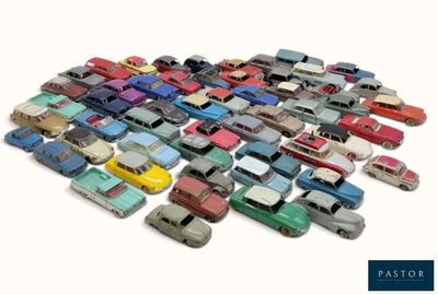 un grand nombre de voitures-jouets sur une surface blanche