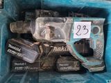 de nombreux outils dans une boîte bleue sur laquelle est apposée une étiquette de prix