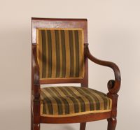 Fauteuil en noyer mouluré, à accotoirs à crosses agrémentés … (photo 3)