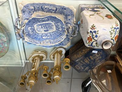 une vitrine en verre contenant de nombreux objets anciens