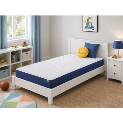 un lit blanc sur lequel sont posés un oreiller bleu et un oreiller en forme de smiley