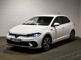 La Volkswagen Jetta blanche est garée dans une pièce blanche