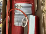 une borne d'incendie rouge et blanche dans une boîte en carton