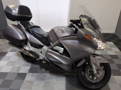une moto garée sur un sol en damier