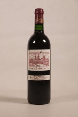 une bouteille de vin posée sur une table