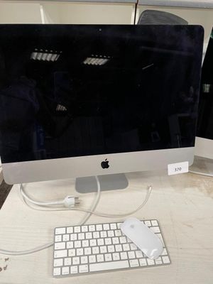 un ordinateur sur un bureau avec un clavier et une souris