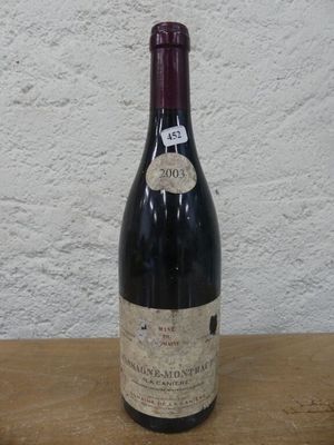 une bouteille de vin posée sur une table