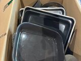 une boîte en carton remplie d'un assortiment de casseroles et de poêles