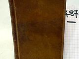 un carnet en cuir marron avec un bloc-notes et un stylo posés sur une surface blanche