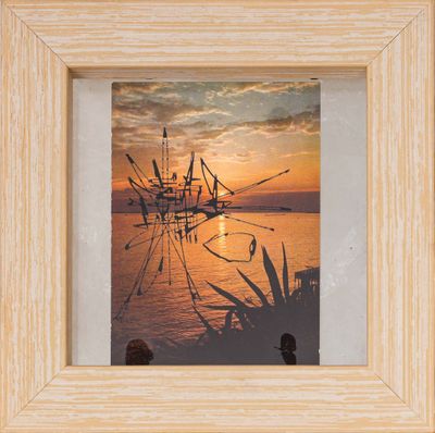 tableau représentant un coucher de soleil, avec un bateau sur l'eau et une personne debout dans l'eau