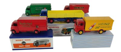 cinq camions miniatures empilés les uns sur les autres