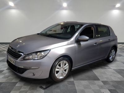 la petite voiture argentée est garée dans une grande pièce