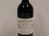 une bouteille de vin posée sur une table