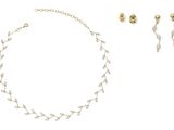 deux bijoux, dont un collier, des boucles d'oreilles et un bracelet