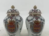 paire de vases chinois ornés d'un blason et d'une armoirie