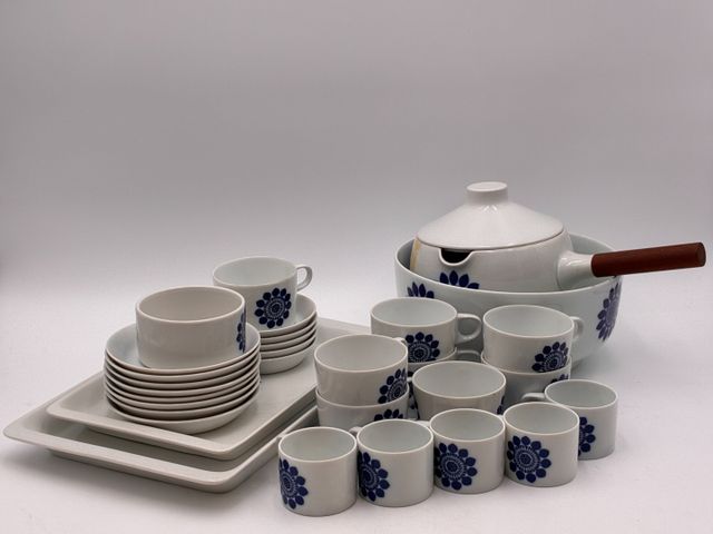 Petit lot de porcelaine Allemande décor fleur bleu stylisé sur fo...