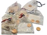un sac de pièces de monnaie posé sur une table