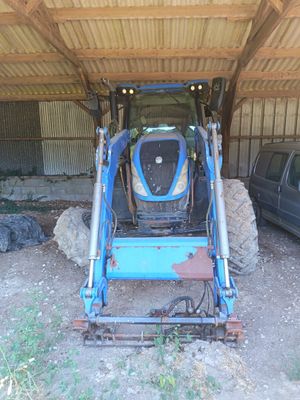 un tracteur garé dans un garage