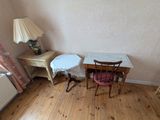 une petite table et deux chaises dans une petite pièce