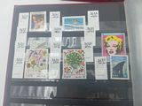 la photo d'une vitrine contenant des timbres