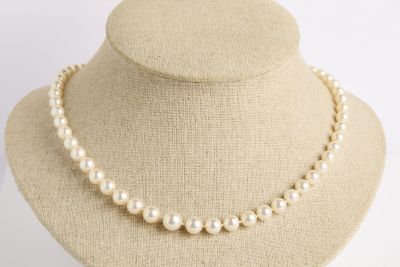 gros plan d'un collier de perles sur un mannequin