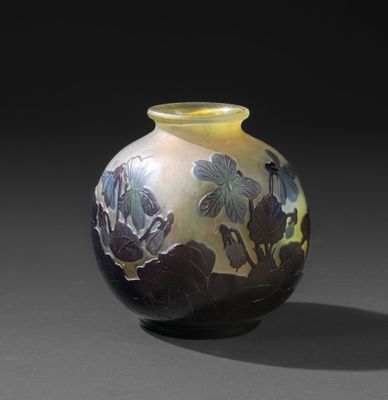 un vase posé sur une surface noire