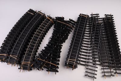 beaucoup de rails noirs sur une surface blanche