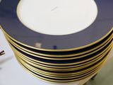 une pile d'assiettes bleues et dorées posées sur une table