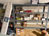 une étagère sur laquelle sont posées des boîtes et des câbles, dans un garage