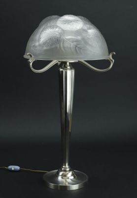 une lampe de table plaquée argent avec un abat-jour en verre dépoli