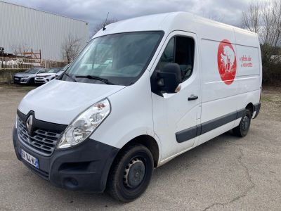 La camionnette blanche est garée sur le parking près de l'immeuble.