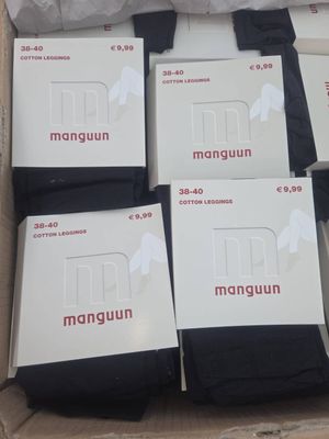 Il y a six paires de chaussettes pour homme dans une boîte posée par terre.