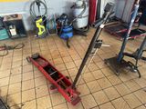 une image d'un garage avec des outils et des outils sur le sol