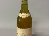une bouteille de vin posée sur une table