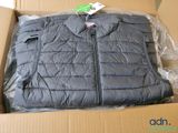une boîte contenant une veste, posée sur une table