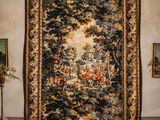 une grande tapisserie accrochée au mur dans un salon