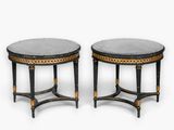 paire de tables d'appoint noires et dorées avec des plateaux en marbre