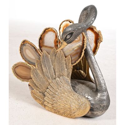 une statue représentant un oiseau perché sur une table