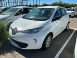 la voiture blanche est garée dans le parking à côté d'autres voitures