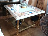une table sur laquelle est posé un vase, dans un salon