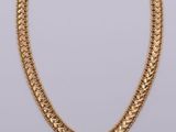l'image d'un collier en or orné d'une croix