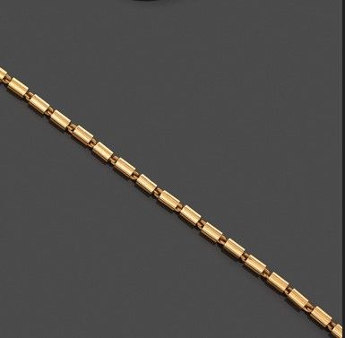 un bracelet en or 18 carats avec un fermoir serti de diamants