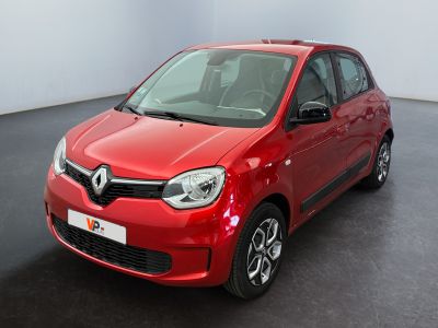 La voiture rouge est garée dans la pièce vide de l'immeuble.