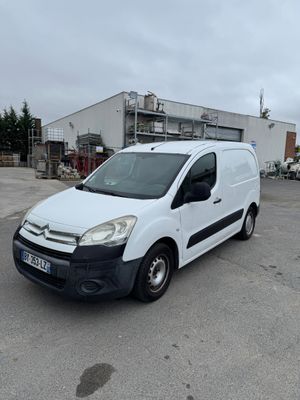 la camionnette blanche est garée dans le parking