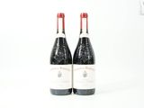 deux bouteilles de vin posées l'une à côté de l'autre sur une table