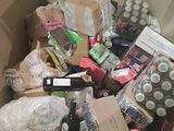 une boîte en carton contenant toutes sortes d'objets