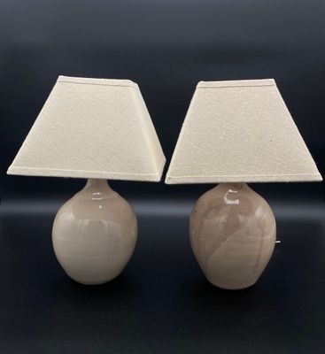 paire de lampes de table en céramique représentant des personnages