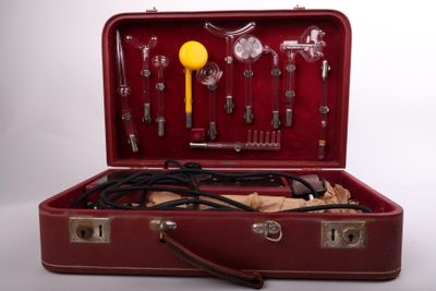 une valise rouge contenant tout un tas d'outils